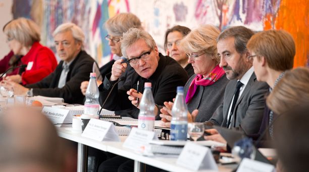 Enrique Sobejano, Roger Diener, Arno Lederer, Heike Hanada, Monika Grütters und Hermann Parzinger während der Jurysitzung