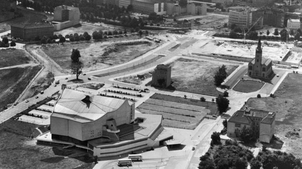Blick über das Kulturforum. Im Hintergrund Beginn der Bauarbeiten an der Neuen Nationalgalerie (1966)