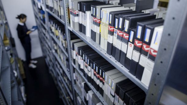 Regale mit vielen Videokassetten und ähnlichen Datenträgern