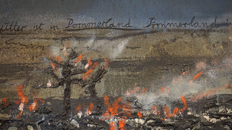 Nahaufnahme des Gemäldes. Man sieht einen brennenden Baum und auf der Horizontlinie die Schrift "...Mutter ist in Pommerland, Pommerland..."