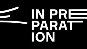 Gestalteter Schriftzug "In Preparation" mit grafischen Linien, weiß auf schwarzem Hintergrund